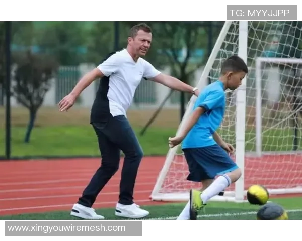 足球巨星邂逅美丽佳人瞬间引发社交网络热议，球场外的温馨互动成焦点